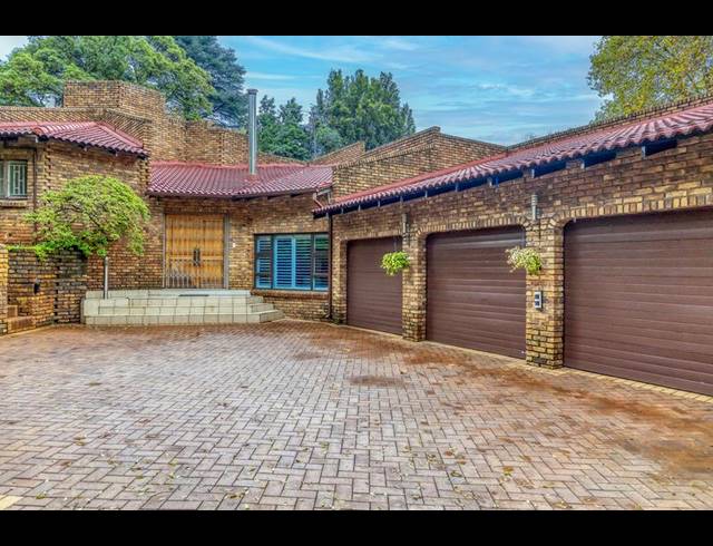 5 BEDROOM HOUSE FOR SALE IN HOUGHTON ESTATE